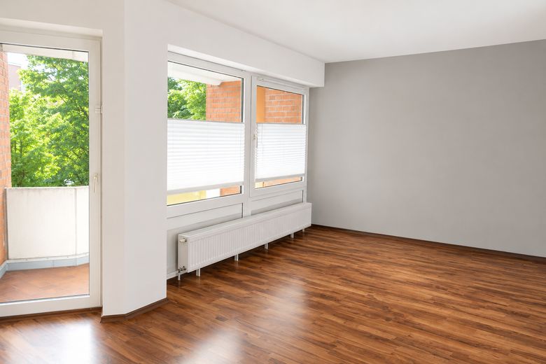 شقة 2 غرفة بتقسيم جيد مع موقف في مرآب تحت الأرض وشرفة في Hannover-Davenstedt – Wohnzimmer mit Tür zum Balkon