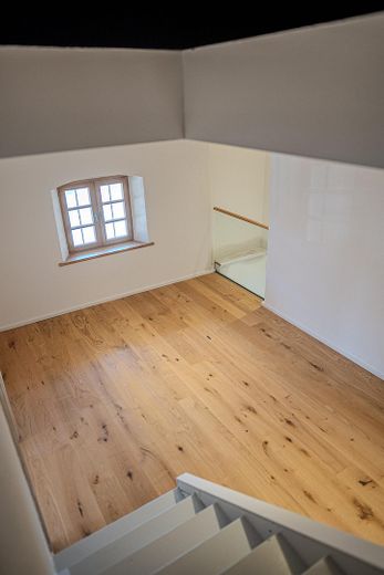 Einzigartiges Bauernhaus 1482 – Luxus-Sanierung & Erstbezug – Treppenhaus OG I