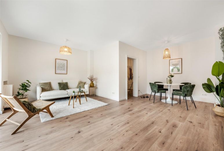 Frisch renoviertes Familienglück mit 5 Zimmern und Garten in Bremen-Vegesack – Wohnzimmer