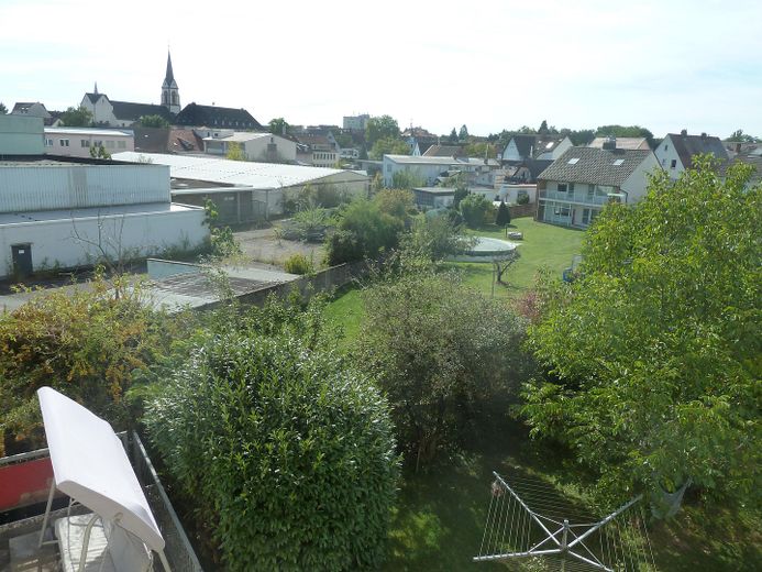 Bright 2-room apartment in a central, quiet location with balcony, loggia, view of greenery and parking space – Ausblick vom Balkon