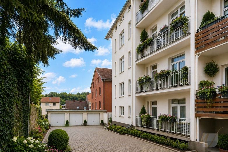 4-Zimmer-Wohnung mit Balkon, Stellplatz &amp; Dachausbau-Potenzial - 131 m² voller Möglichkeiten -Provisionsfrei- – Hausansicht