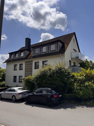 Primera ocupación tras la renovación con cocina equipada y balcón: agradable vivienda de 2,5 habitaciones en Rinteln – Haus