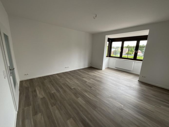 Schöne 2-Raumwohnung zentr. Lage in Bad Lauchstädt – Wohnzimmer mit Erker