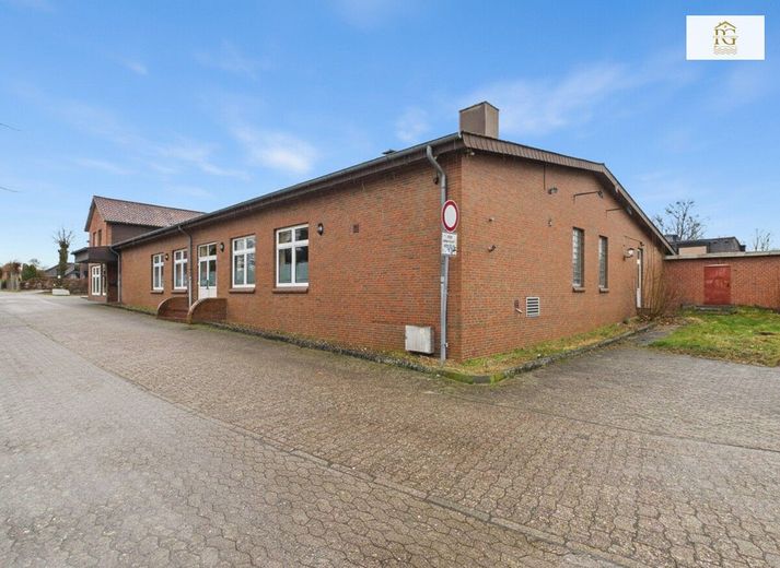 Beliebtes attraktives Restaurant im Stadtkern von Hemmoor mit Kegelbahn, großen Saal mit ca. 300 Sitzplätzen,Bühne, Gäste Zimmer, Außenterrasse – Hausansicht rechte Seite