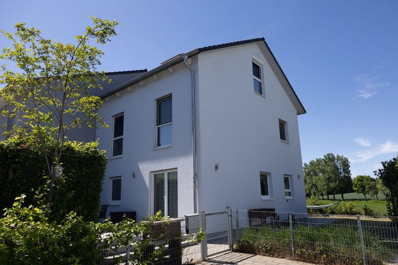 ++ Provisionsfrei ++ Doppelhaushälfte mit traumhaftem Ausblick in Weichs – Aussenansicht