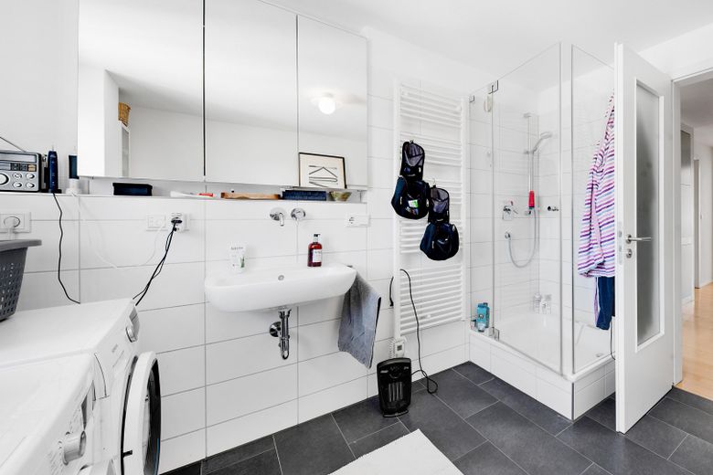 Design-Maisonette (Alleinige Etage) | KfW-A+, Galeria, kominek | blisko S-Bahn Untermenzing – Badezimmer EG