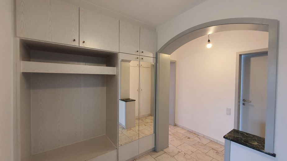 Rahm: garden apartment with house-in-house character – Flur Richtung Küche/Wohnzimmer