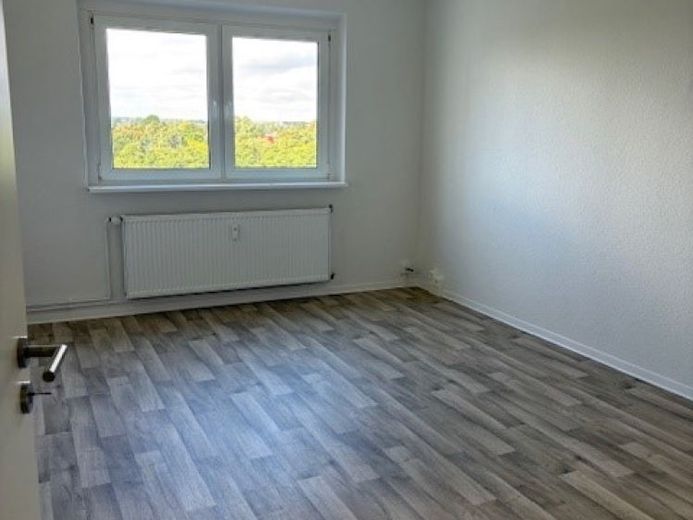 Odnowione 3-pokojowe mieszkanie w Dierkow dostępne od zaraz – Zdjęcie 1