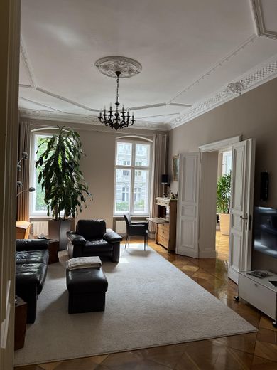 Repräsentative Altbauwohnung in zentraler Lage – Foto 2