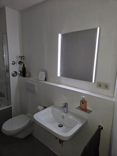Tolle 2-Zimmer-Wohnung mit neuer Einbauküche, renov. Bad und Fußbodenheizung – Foto 5