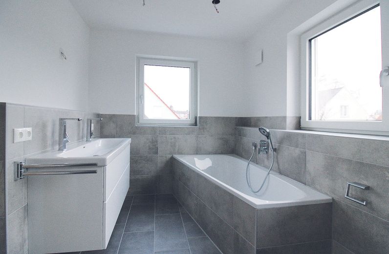 Einzigartiges LUXUS Penthouse im Herzen Gersthofen´s – Modernes Bad mit TV-Anschluss