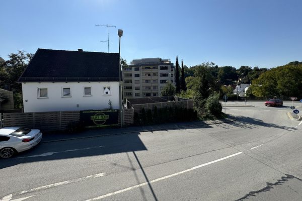 OBNIŻONA CENA: Dwie działki z trzema domami i potencjałem rozwoju