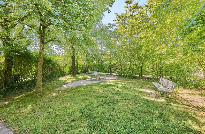 Neubau: Helle und ruhige Zwei-Zimmer-Wohnung mit luxuriöser Innenausstattung mit Balkon und EBK – Spielplatz 6
