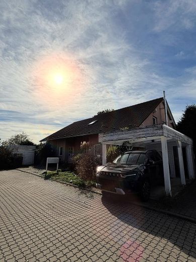 Hausansicht mit Carport