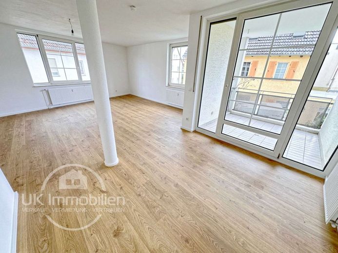 Hell. Großzügig. Sofort einziehen. 2,5-Zi mit geschütztem Balkon – Wohnbereich