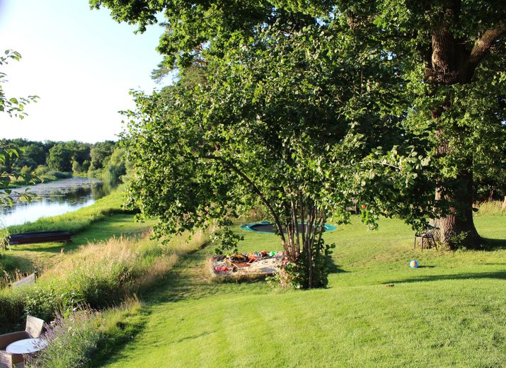 Exklusives Wassergrundstück mit 47 Metern privater Uferfront – Großer Garten