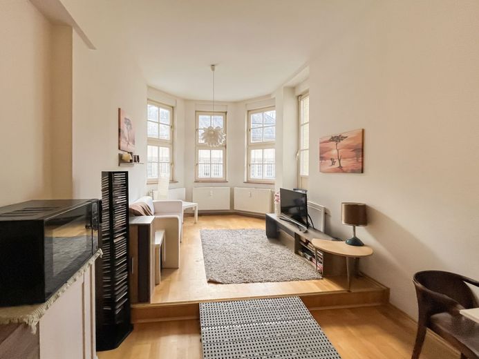 Wiesbaden: Perfekte 2 Zi-Kapitalanlage! Herrschaftliches Wohnen i. d. Kaiser-Friedrich-Residenz! – Wohnzimmer Ansicht Erker-2