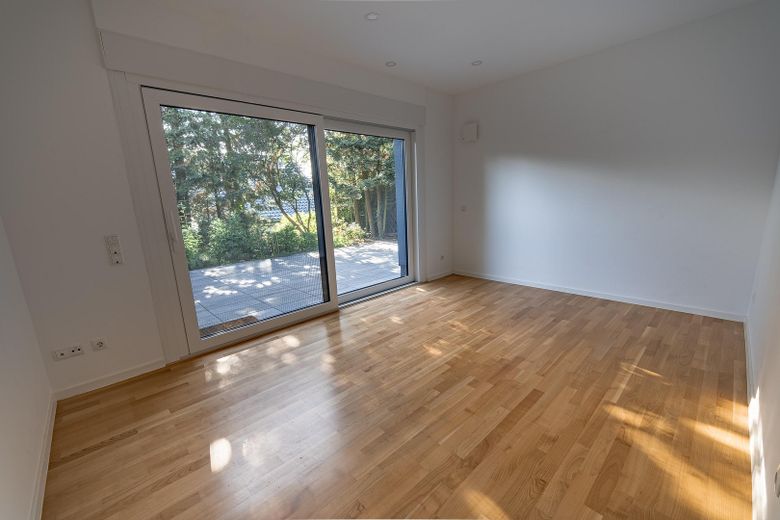 Attraktive Maisonettewohnung mit Haus-im-Haus-Charakter, Dachloggia, Garage – Zimmer 1 - UG