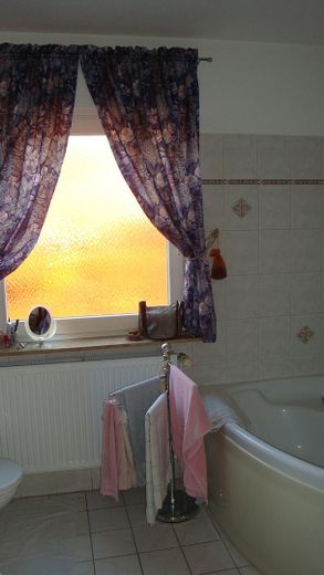 2 FAM-Haus, Heiligenhafen gute Lage, Niedrigenergie, grundsaniert, gehobene Ausstattung – EG Bad