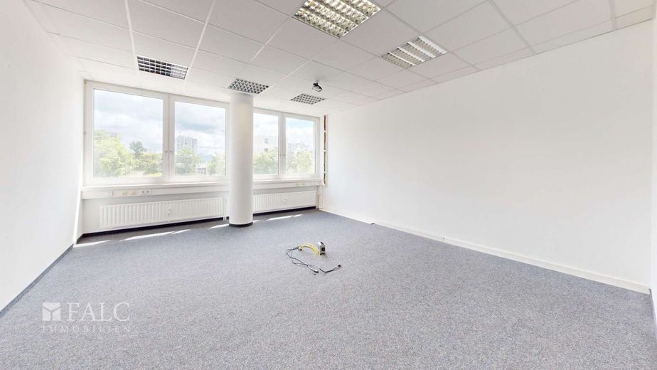 Modernisiertes Büro im 1.OG mit 10 TG-Stellplätzen / neben ADAC – Büro Beispiel