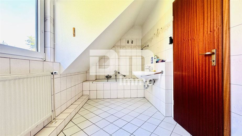 Charmantes Wohnglück - Ihr neues Zuhause mit Carport / Terrasse und großem Gartenbereich – OG / DG Badezimmer / Wanne / Dusche