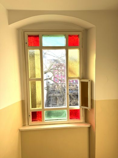 Helle 3-Zimmer-Altbauwohnung mit Einbauküche & Dachterrasse – nur 100 m zur U-/S-Bahn Neukölln – Treppenhaus