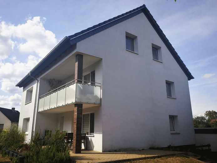 Modernes Zweifamilienhaus in Bredenbeck – Rückseite Immobilie 