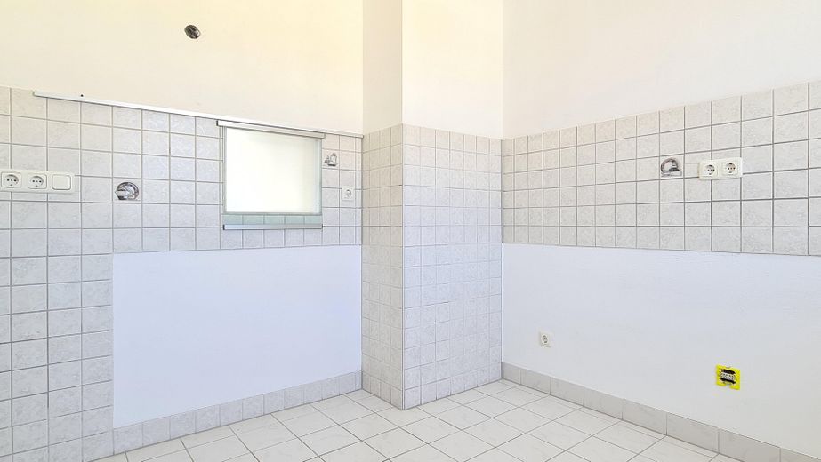 Küche mit Durchreiche