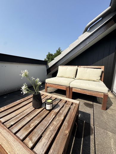 Modernes 2-Zimmer-Dachgeschoss-Apartment mit Dachterrasse & Stil – Dachterrasse