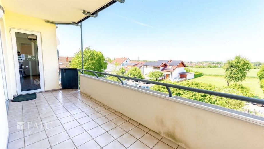 Wohnen mit Weitblick: 3 Zimmer, Balkon, 2 Stellplätze &amp; Blick ins Grüne – Balkon - (KI generiert)