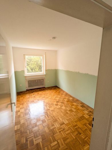 Rosenheim’de merkeze yakın bahçeli ve garajlı ikiz ev, komisyonsuz – Zimmer 3 im OG