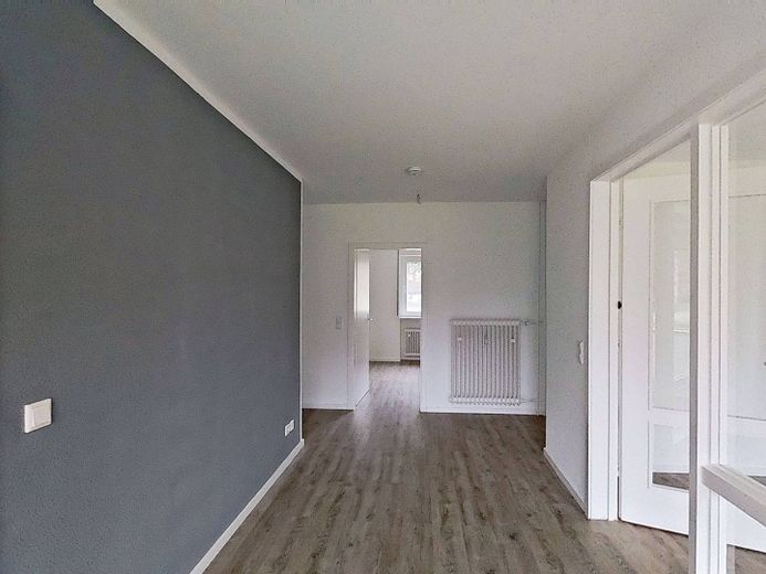 **Bis zu 3 NKM FREI** Charmante 3-Zimmer-Erdgeschosswohnung mit LOGGIA und EBK – Ansicht II: Flur