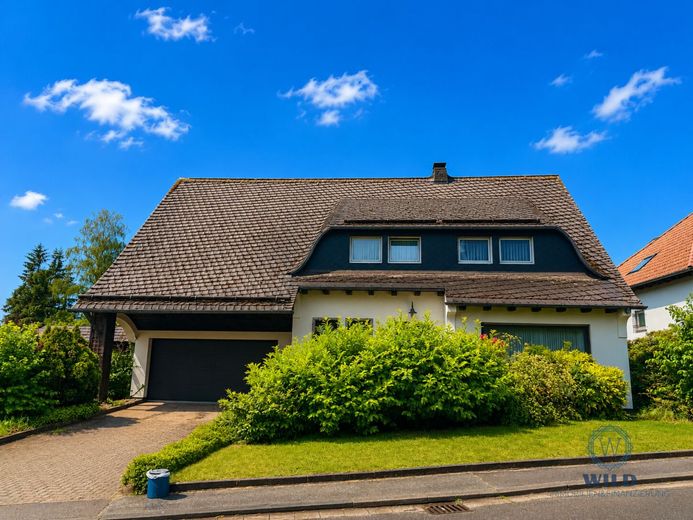 Großzügiges Einfamilienhaus mit Studio, Loggia &amp; Terrasse in Heusweiler – Vorderansicht