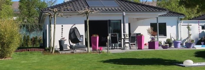 Teltow/Ruhlsdorf: Moderner Bungalow (KfW-Effizienzhaus 70) mit Garage, Pool und Traumgarten!