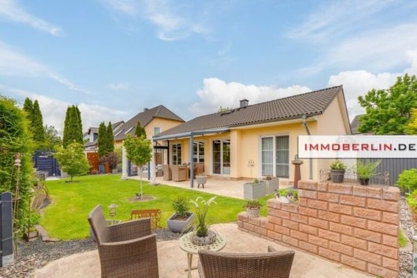 IMMOBERLIN.DE - Toplage! Sehr behaglicher Bungalow (Energieeffizienz A) mit Südgarten