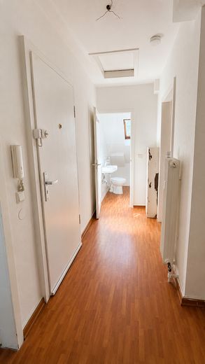 Keyifli 42 m² – merkezi konumda 2 odalı çatı katı dairesi – Flur - Eingangsbereich