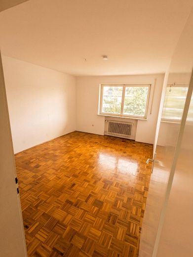 Rosenheim’de merkeze yakın bahçeli ve garajlı ikiz ev, komisyonsuz – Zimmer 2 im OG