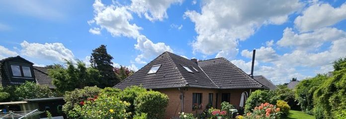 Zeer goed onderhouden, grote en rustige eengezins- tot tweegezinswoning met droomtuin en vijver + garage