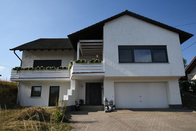 Großzügiges Einfamilienhaus in Ortsrandlage – 207 m² Wohnfläche auf 1.260 m² Grundstück – 05 Eingang und Doppelgarage