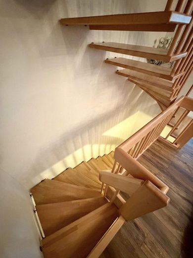 Środkowy segment domu szeregowego w Landshut – Treppe zum Keller