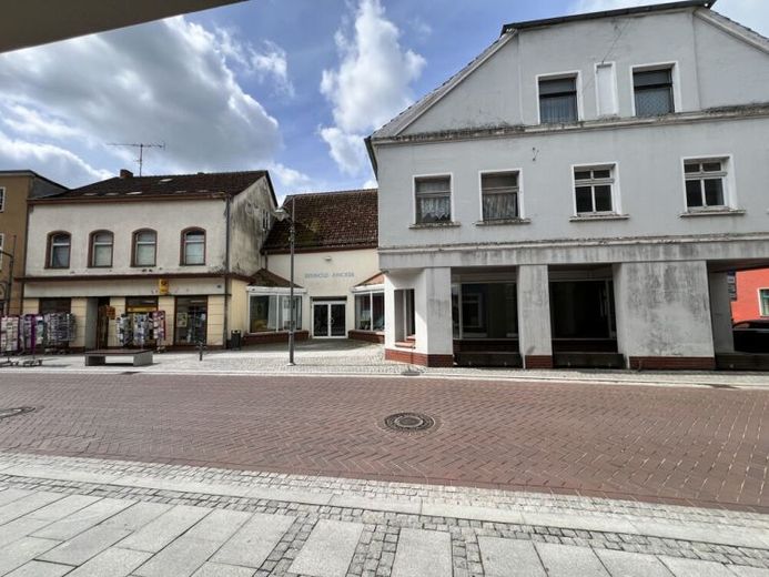 Wohn- und Geschäftshaus an der Uecker: Direkt am Jachthafen, mit Sanierungsbedarf, 700 m² Grundstück – Foto 1