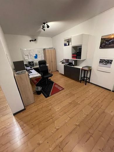 ~250 m² Verkaufs-/Showroomfläche plus Service- & Hallenflächen – flexibel bis 800 m² – Büro / Sozialraum
