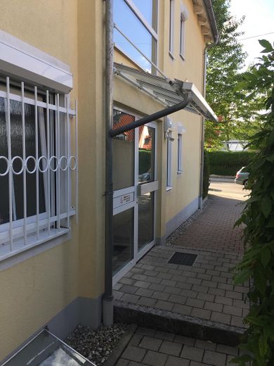 Moderne 3-Zimmer Wohnung mit Balkon, EBK und Garage – Hauseingang