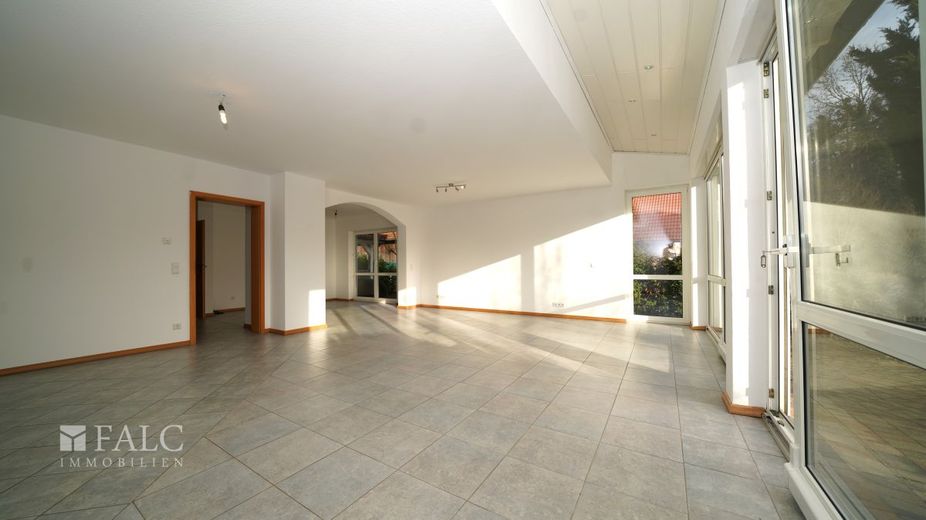 Halbes Haus, volles Glück, sofort einziehen! - FALC Immobilien Heilbronn – Wohnzimmer momentan