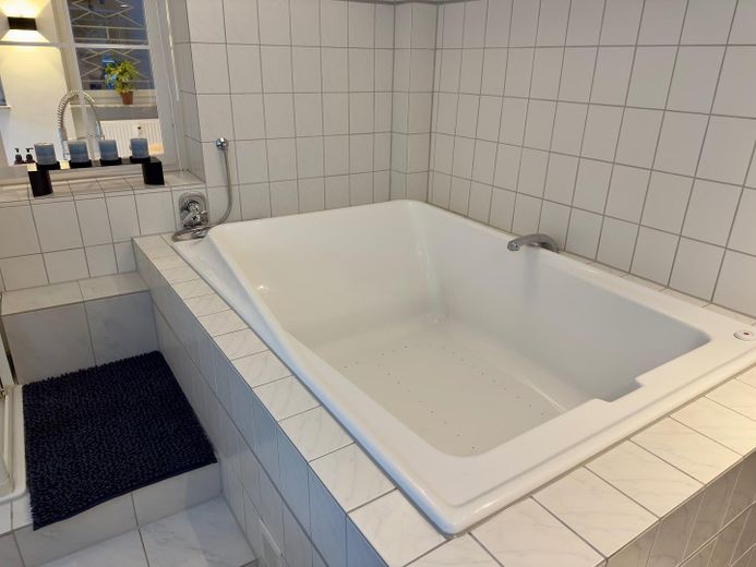 Voll ausgestattete helle Wohnung & Parkplatz im Souterrain mit Whirlpool & Garten – Whirlpool Badewanne