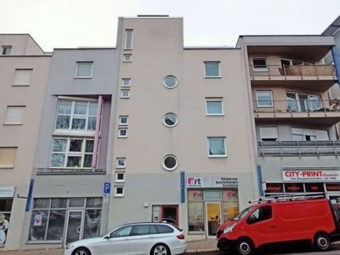 ¡Amplio piso de 2 habitaciones con balcón, bañera, trastero y suelo laminado en una ubicación INMEJORABLE! – Foto 1