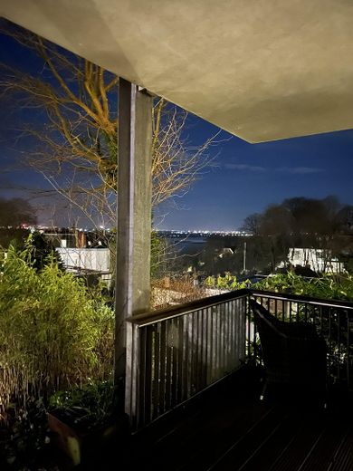 Wohnen, wo Hamburg zur Elbe hinabsteigt – Blaue Stunde auf der Terrasse