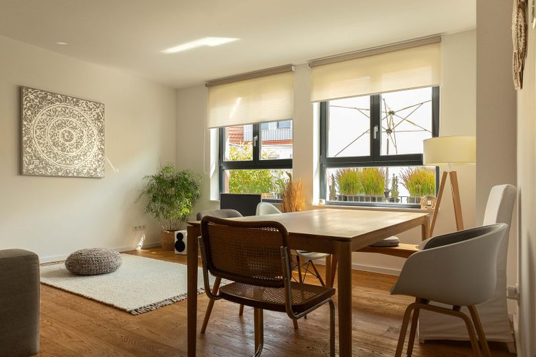 Ancienne ferme, nouvel art de vivre ! Magnifique appartement duplex moderne de 3 pièces. – Wohnzimmer 1