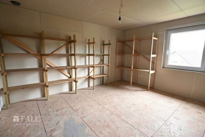 Machen Sie was daraus! EFH wartet auf "Renovierung" – OG-Schlafzimmer 3 - (KI generiert)