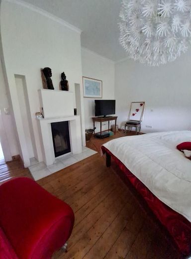 Schlafzimmer mit Kamin